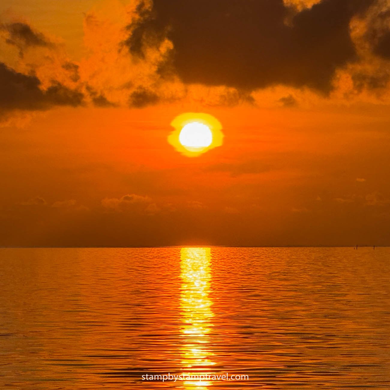 Sunset en Onok en el archipiélago de Balabac en Filipinas
