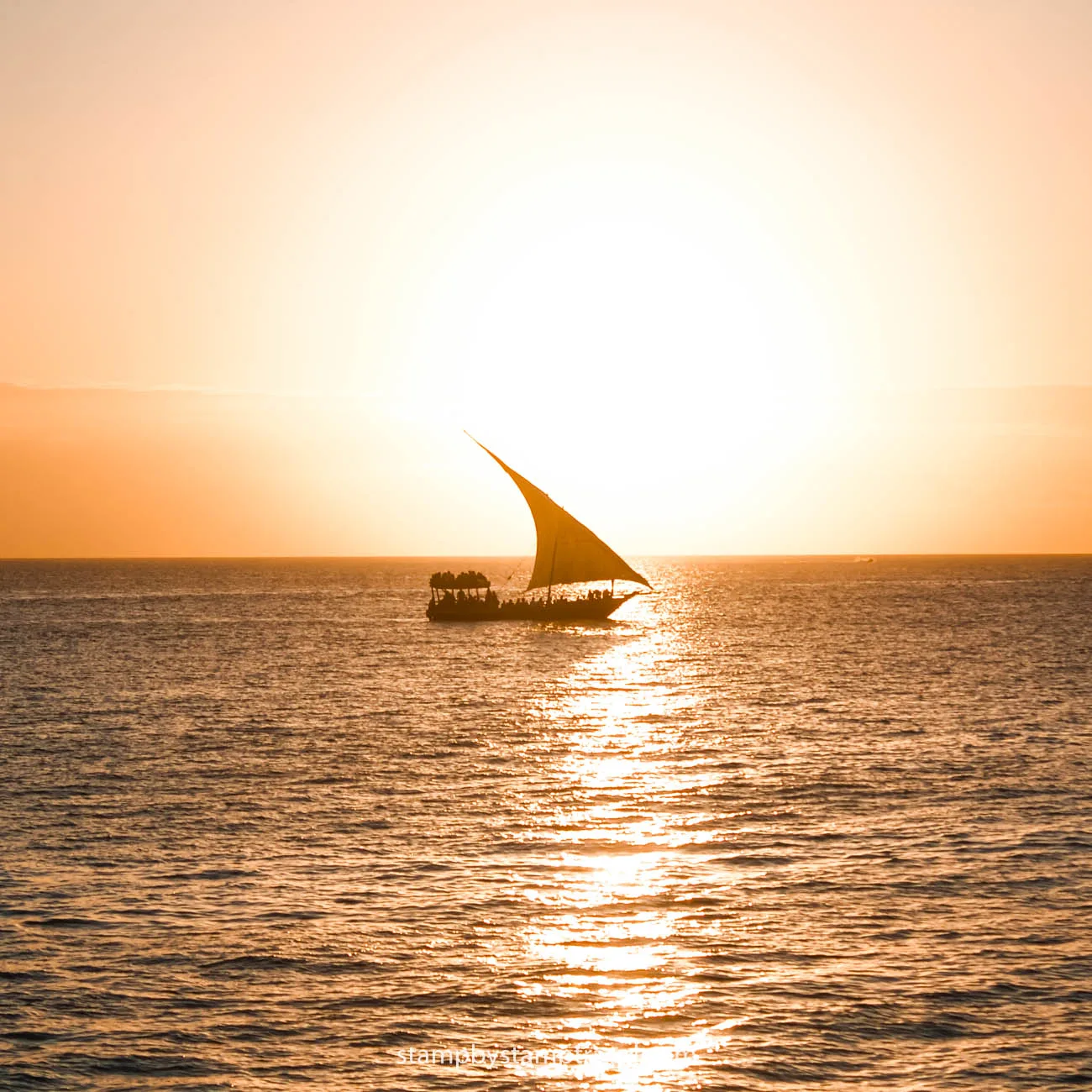 Barco al atardecer en Kendwa Tanzania