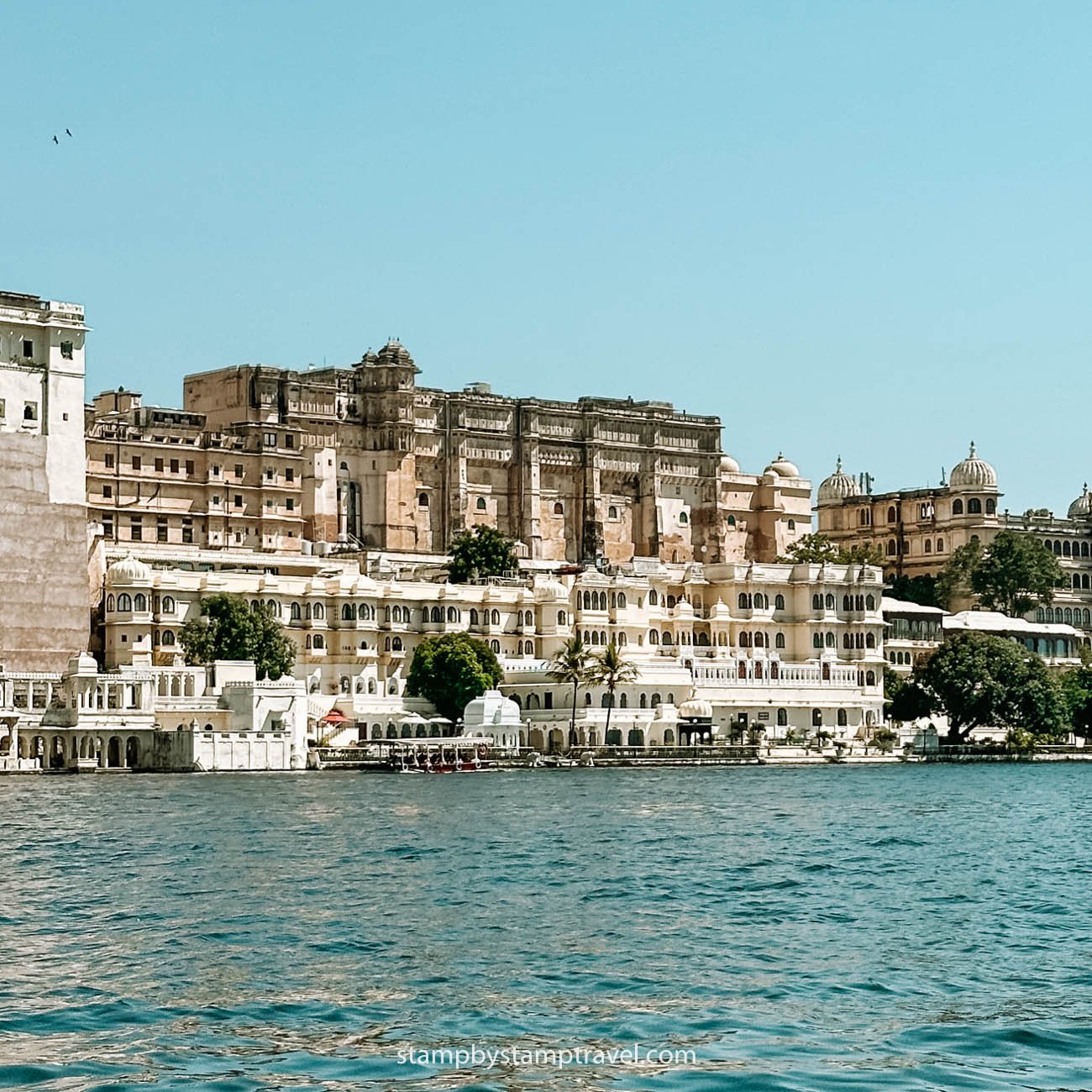 Vistas desde lago Pichola en Udaipur