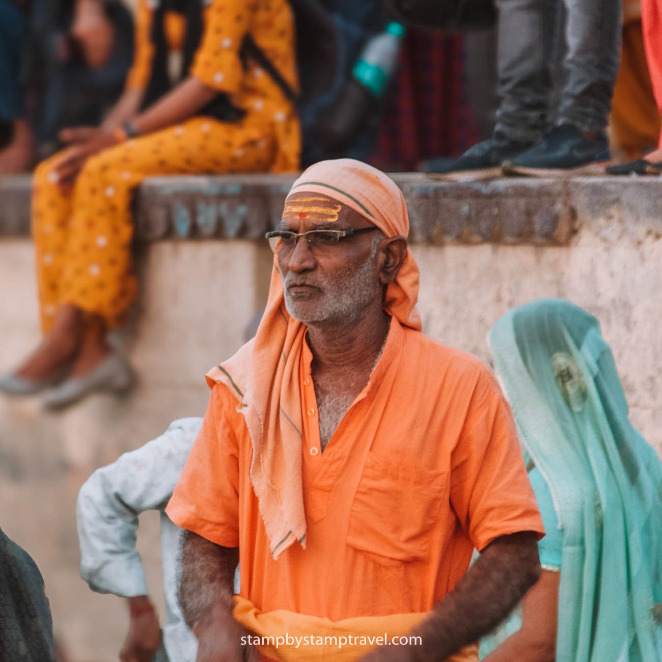 Fieles en Varanasi durante el viaje a India