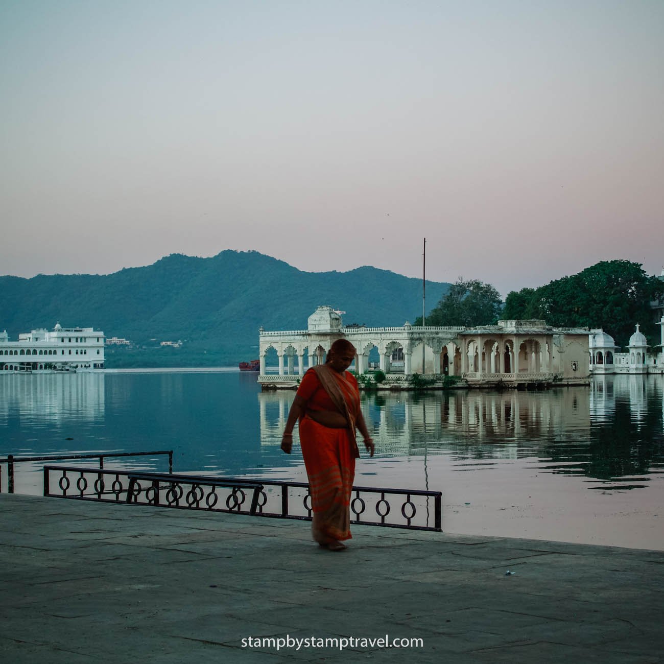 Ghat al amanecer en Udaipur durante viaje a India