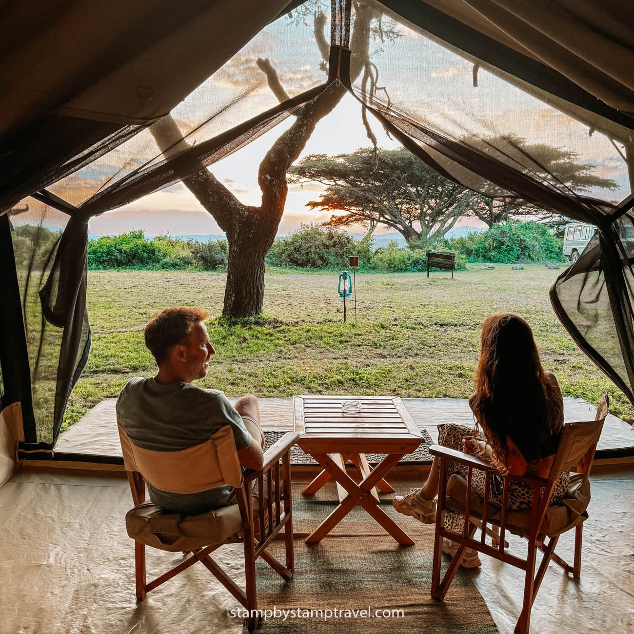 Leyre y Urko en el safari en Tanzania