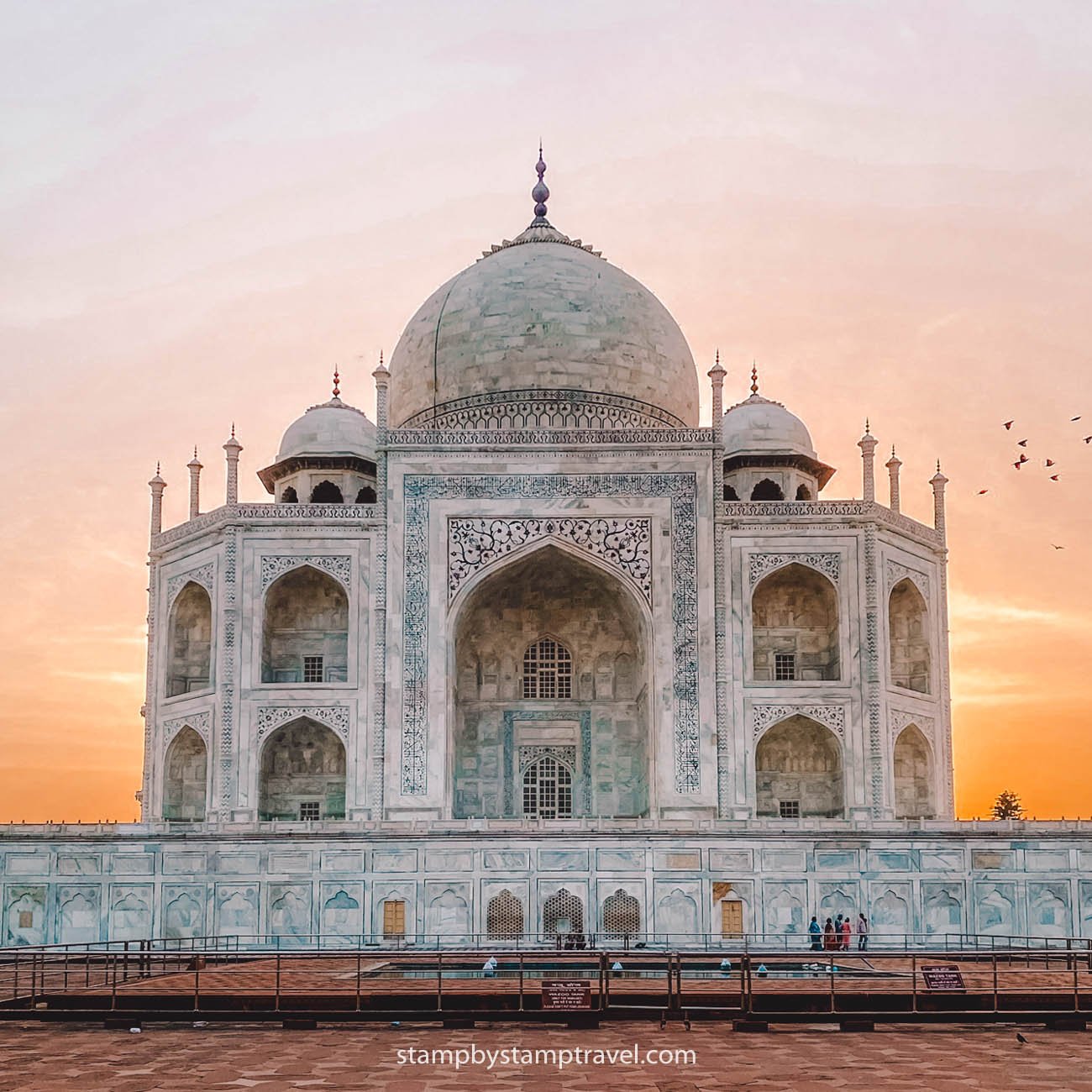 Taj Mahal en India al amanecer