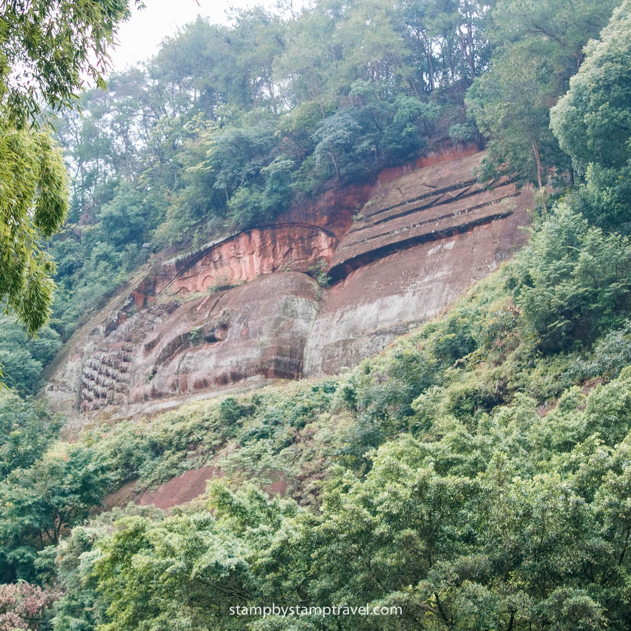 Buda reclinado junto al Gran Buda de Leshan