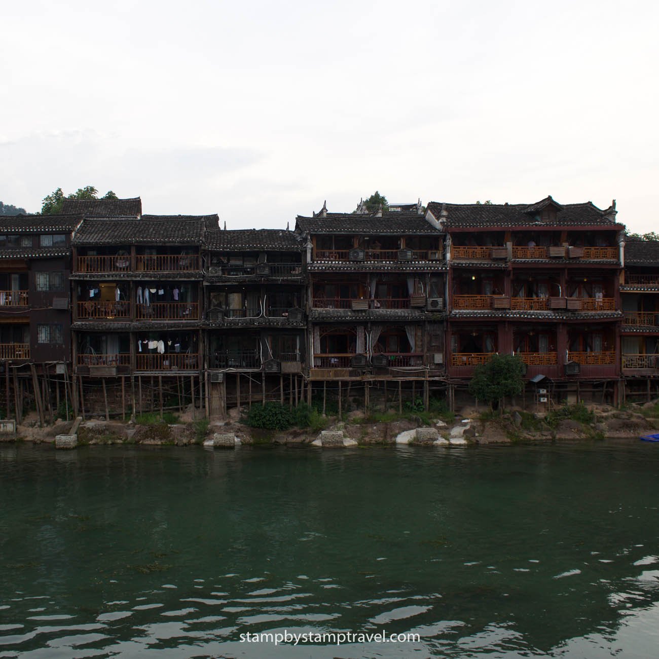 Casas colgantes de Fenghuang en Hunan, China