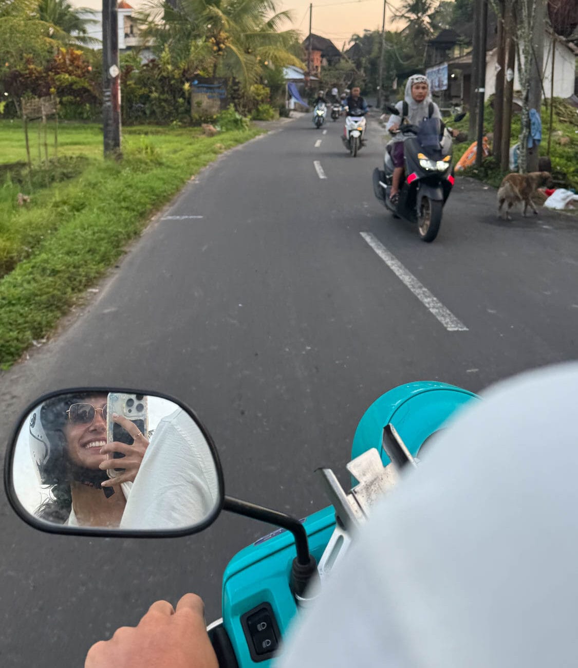 Conduciendo moto en Bali