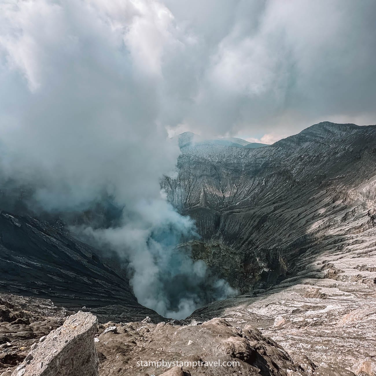 Humo en el cráter del Monte Bromo