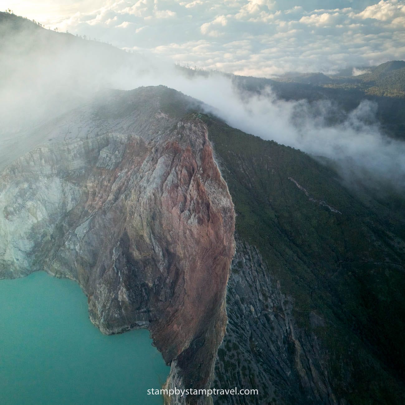 Cráter del volcán Ijen en Indonesia