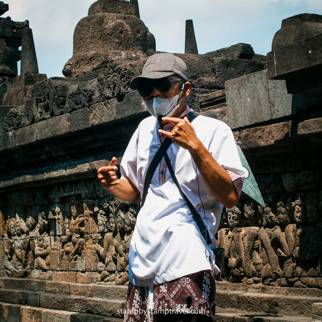 Guía en el templo de Borobudur