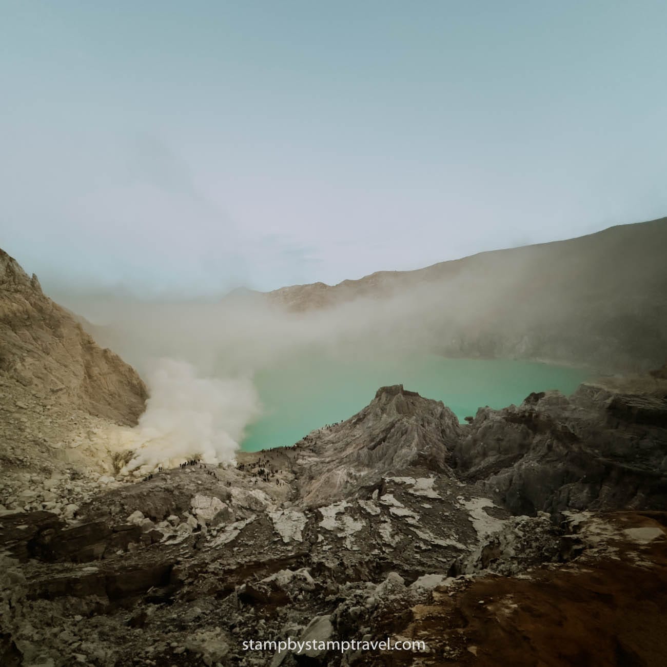 Lago del Volcán de Lava Azul