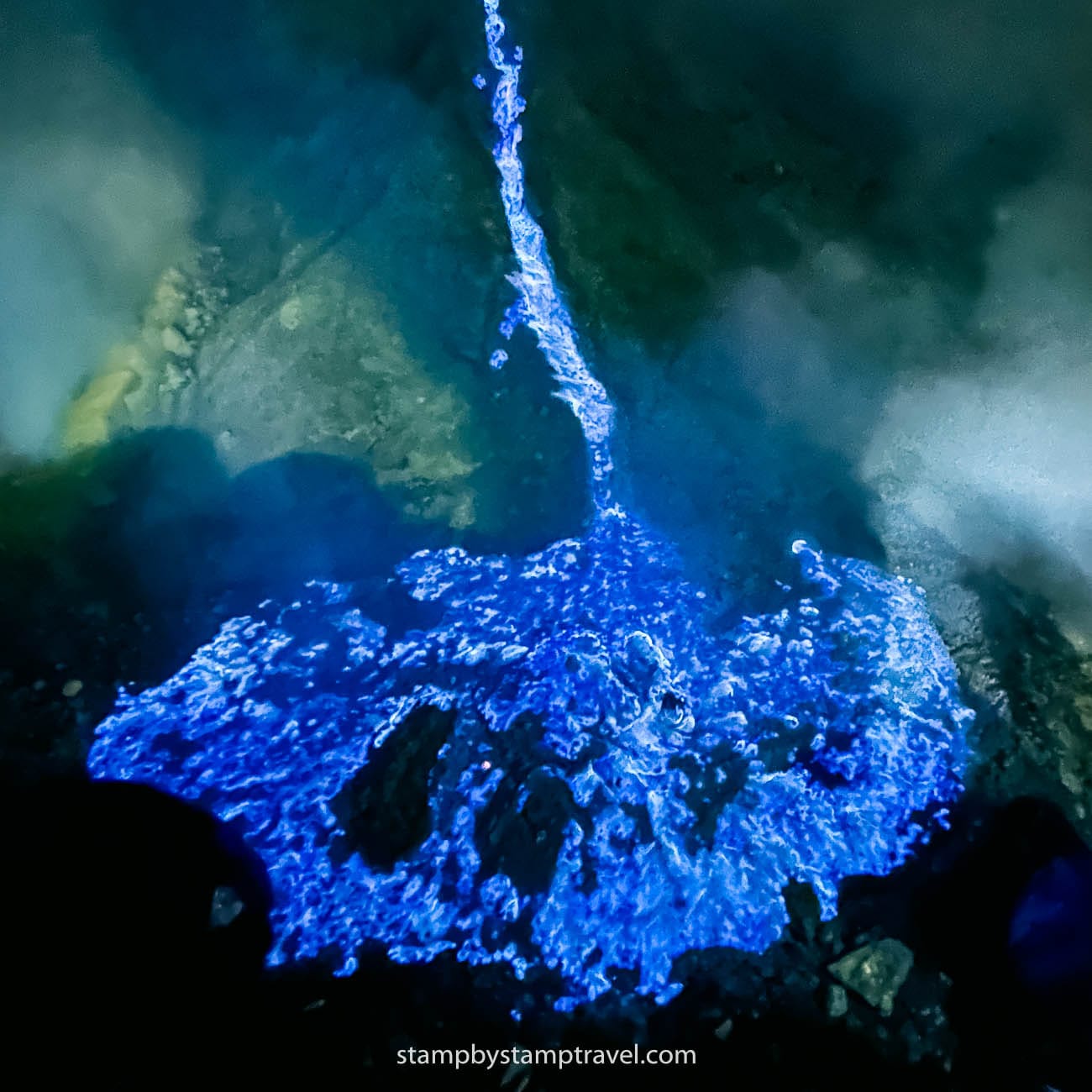 Lava Azul en el volcán Ijen en la ruta por Java Oriental