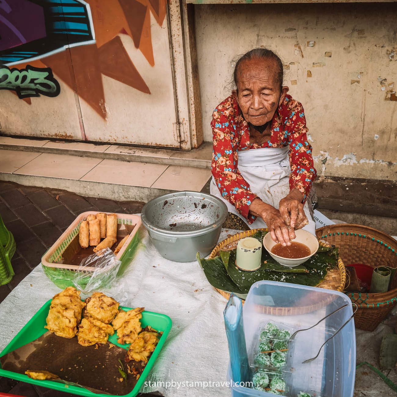 Mbah Satinem en la ruta por Java Oriental