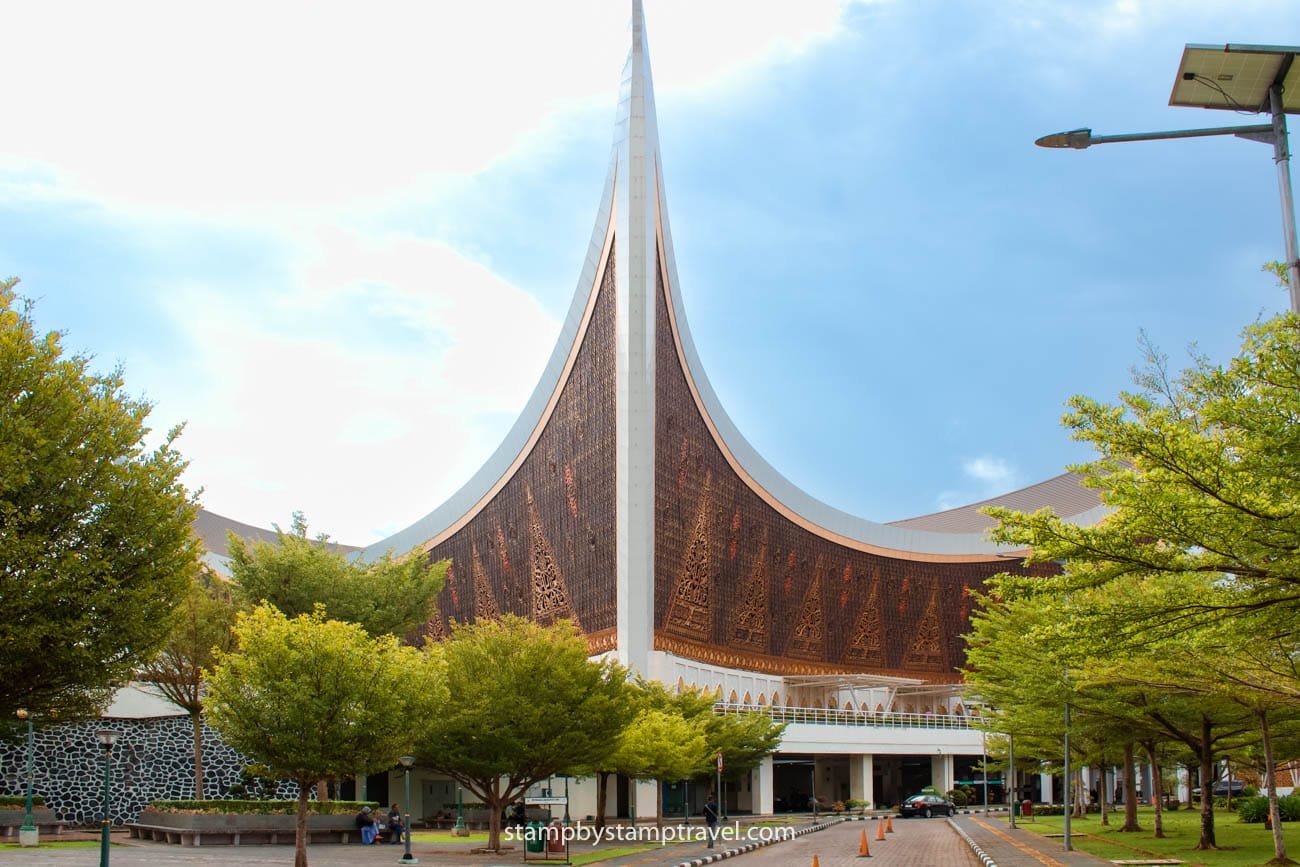 Mezquita de Padang en la ruta por Sumatra