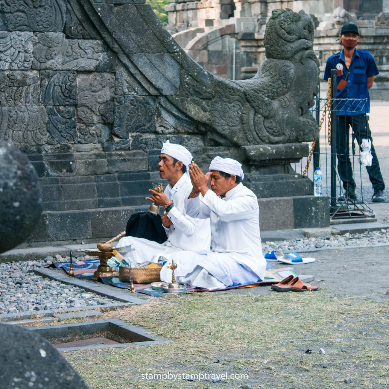 Rezo en el Templo Prambanan