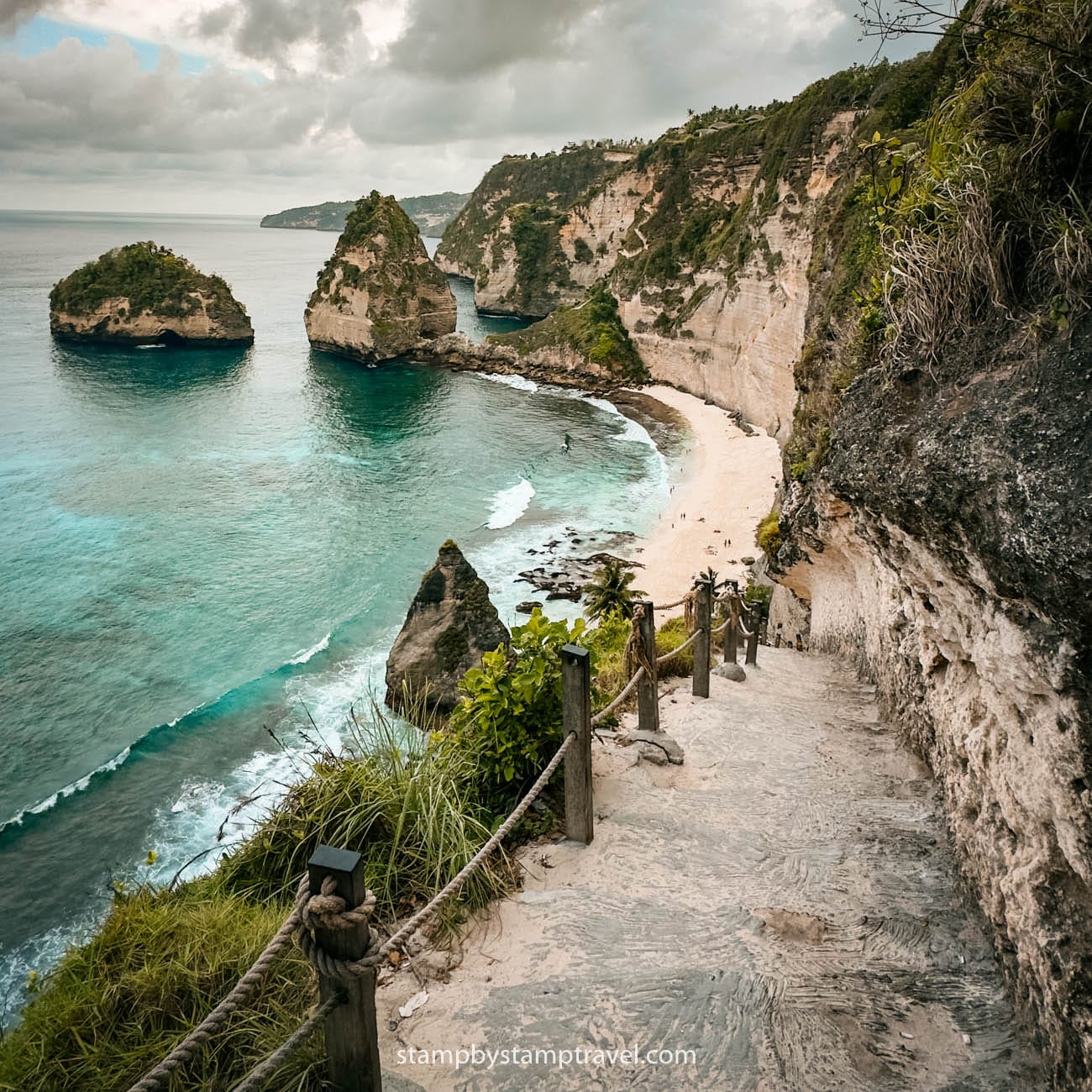 Escaleras Diamond Beach en Nusa Penida