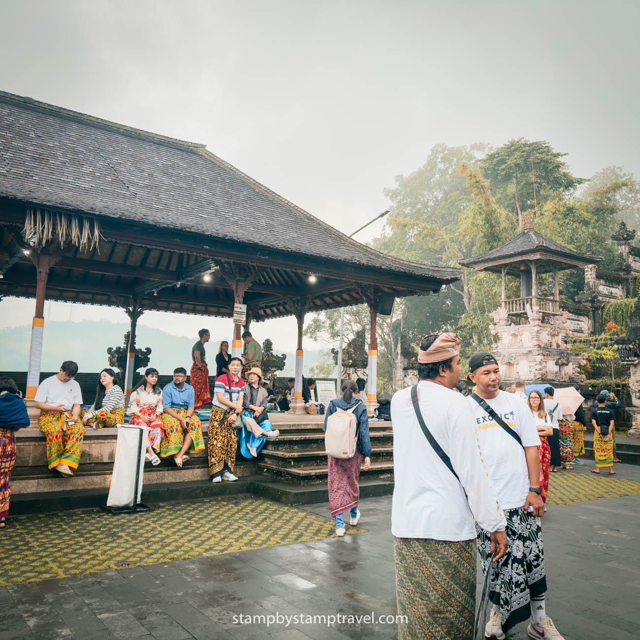 Gente esperando en Lempuyang Temple