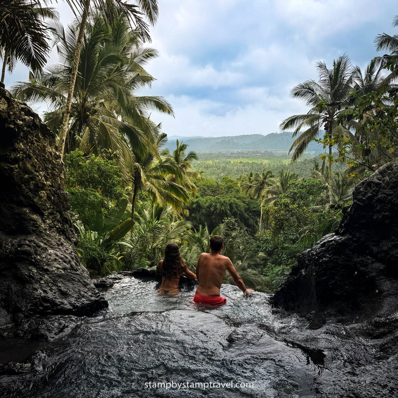 Leyre y Urko en Gembleng Waterfall