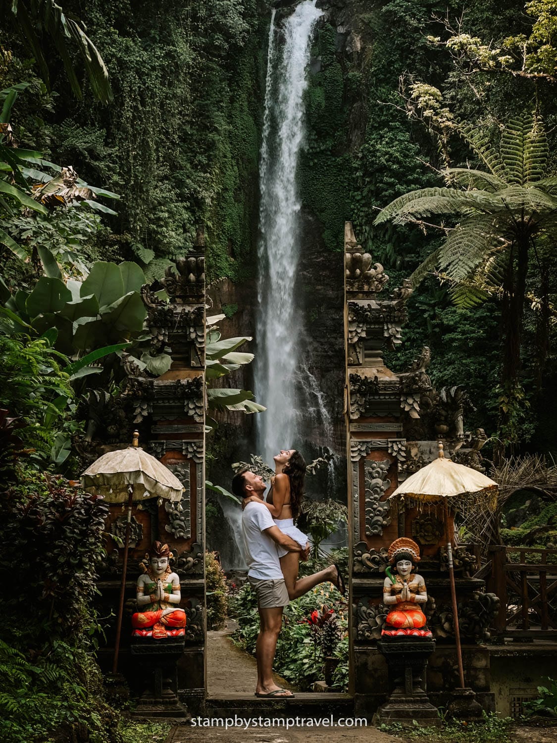Leyre y Urko en Git Git, otra de las mejores cascadas de Bali