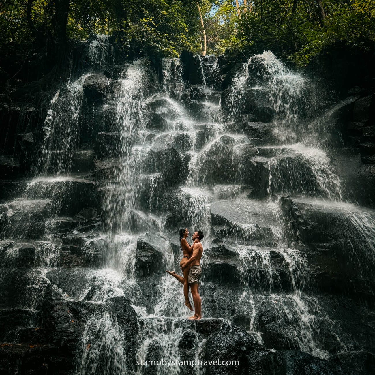 Leyre y Urko en Kanto Lampo, de las mejores cascadas de Bali