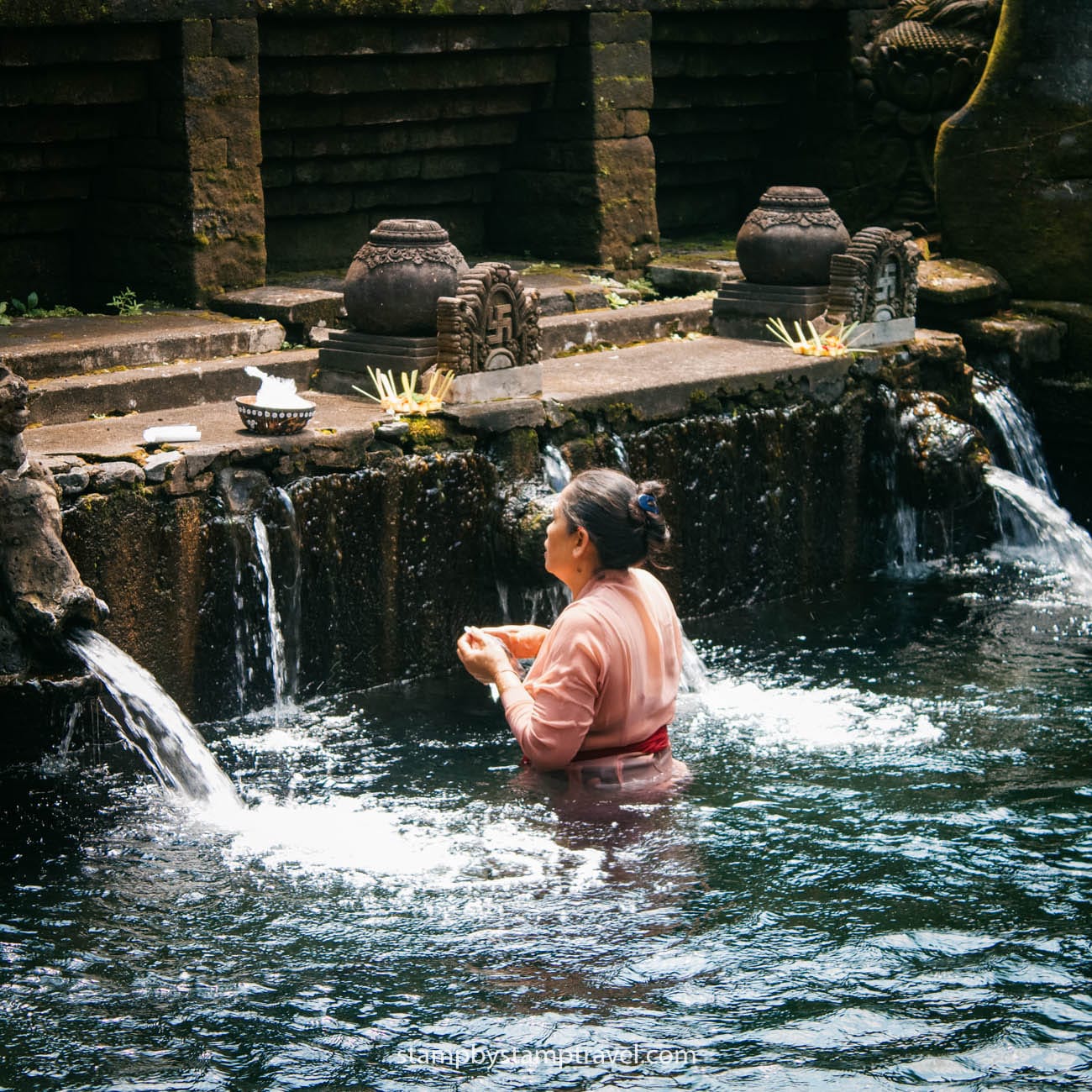 Locales realizando ofrendas en Pura Tirta Empul