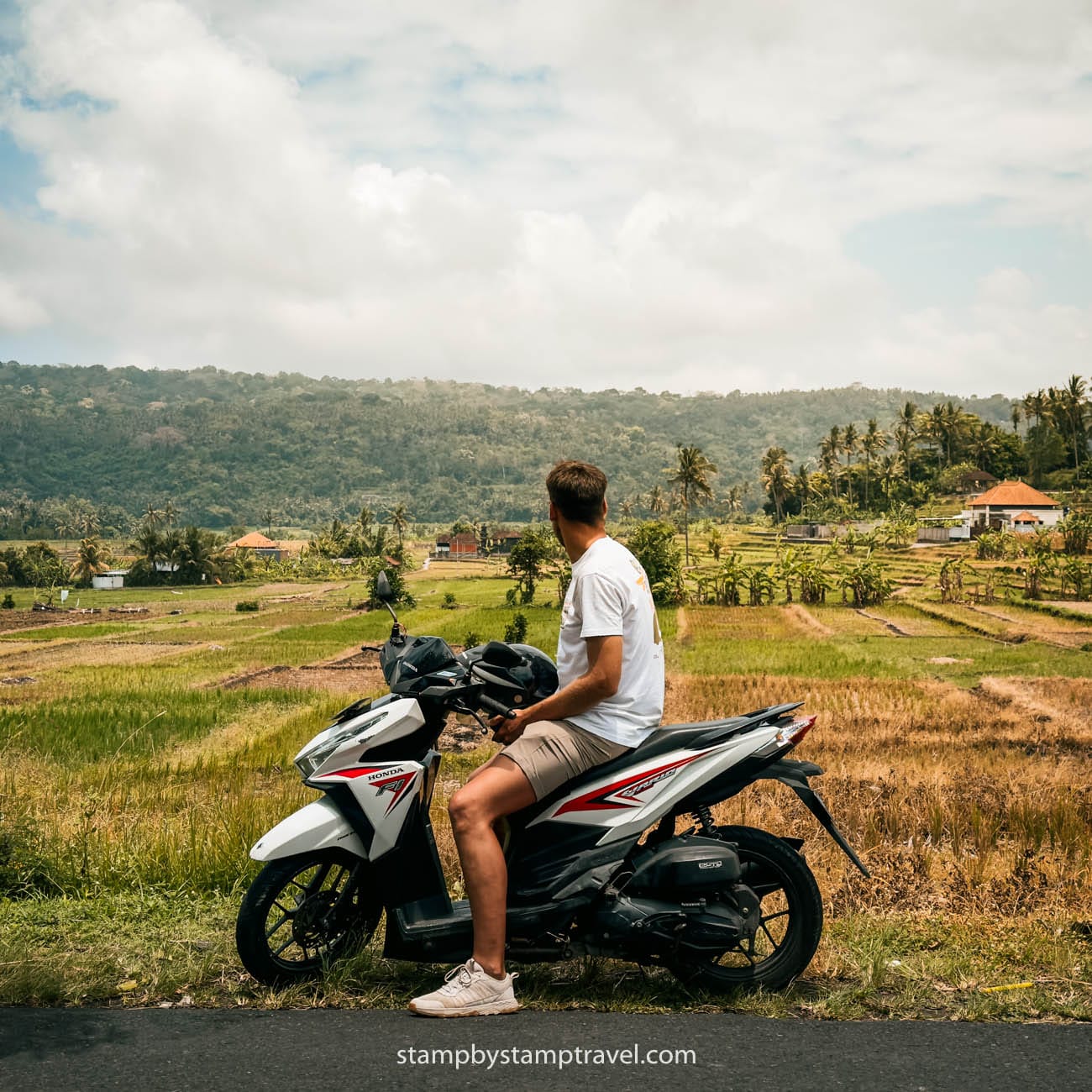 Moto para moverse por las cosas que ver en Bali