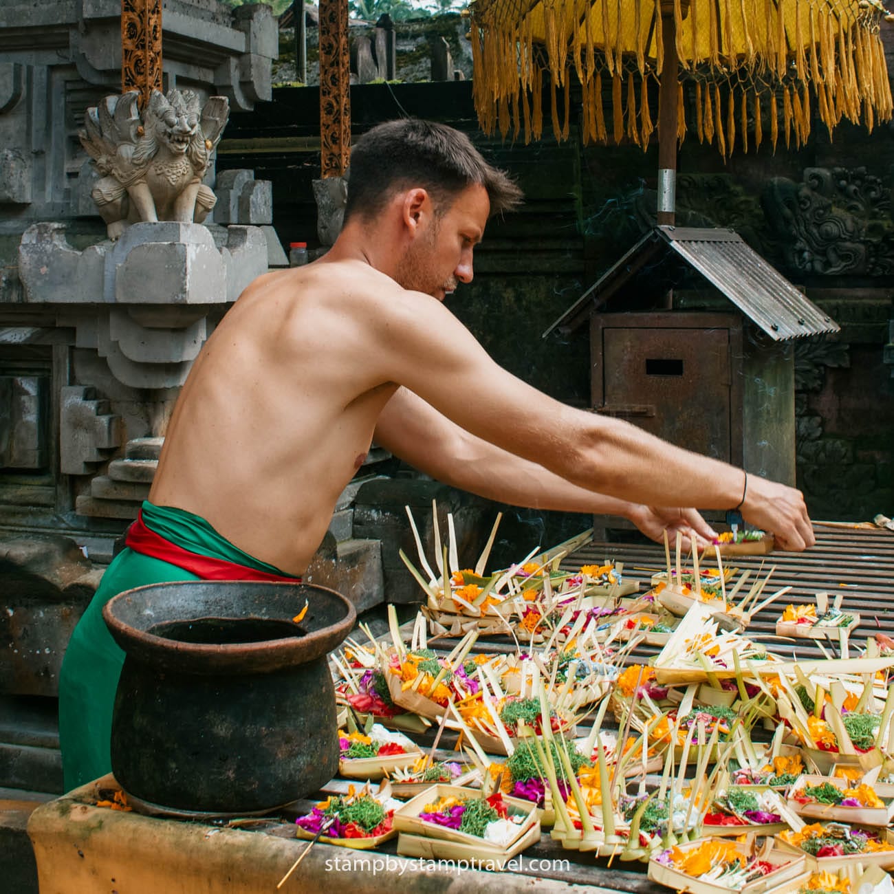 Ofrenda Inicial en el Templo Tirta Empul