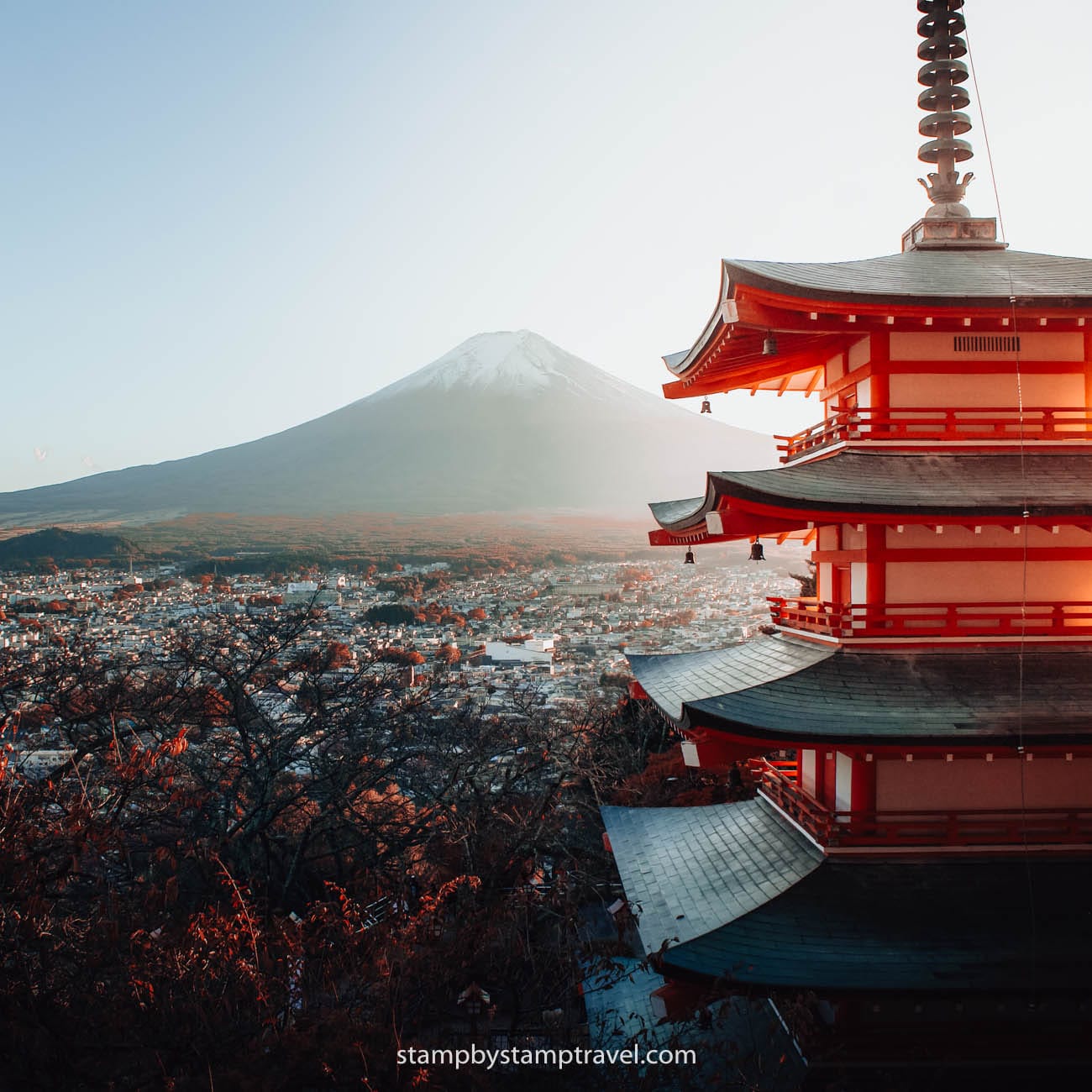 Pagoda monte fuji en los Alpes Japoneses