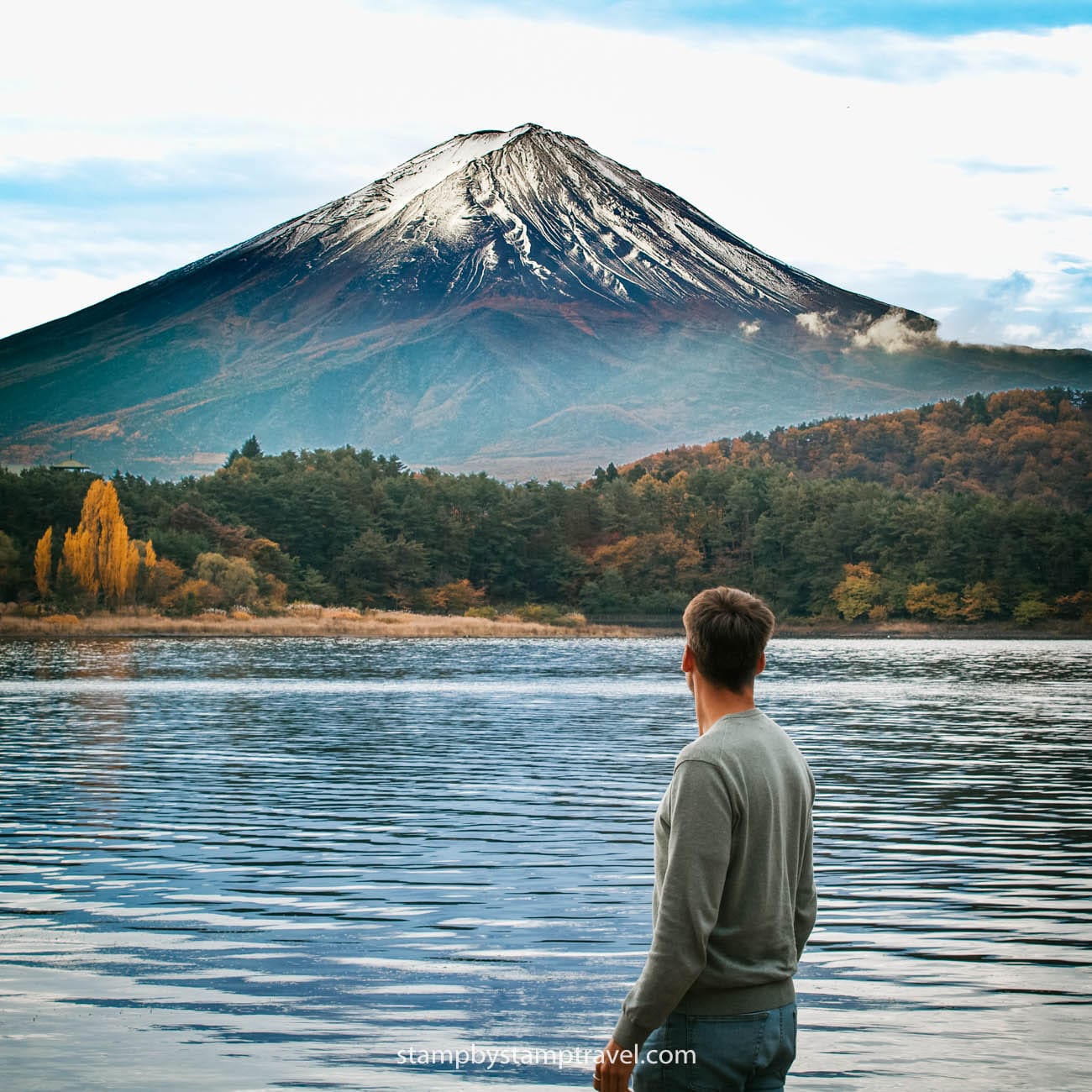 Urko en los lagos junto al Monte Fuji en los Alpes Japoneses