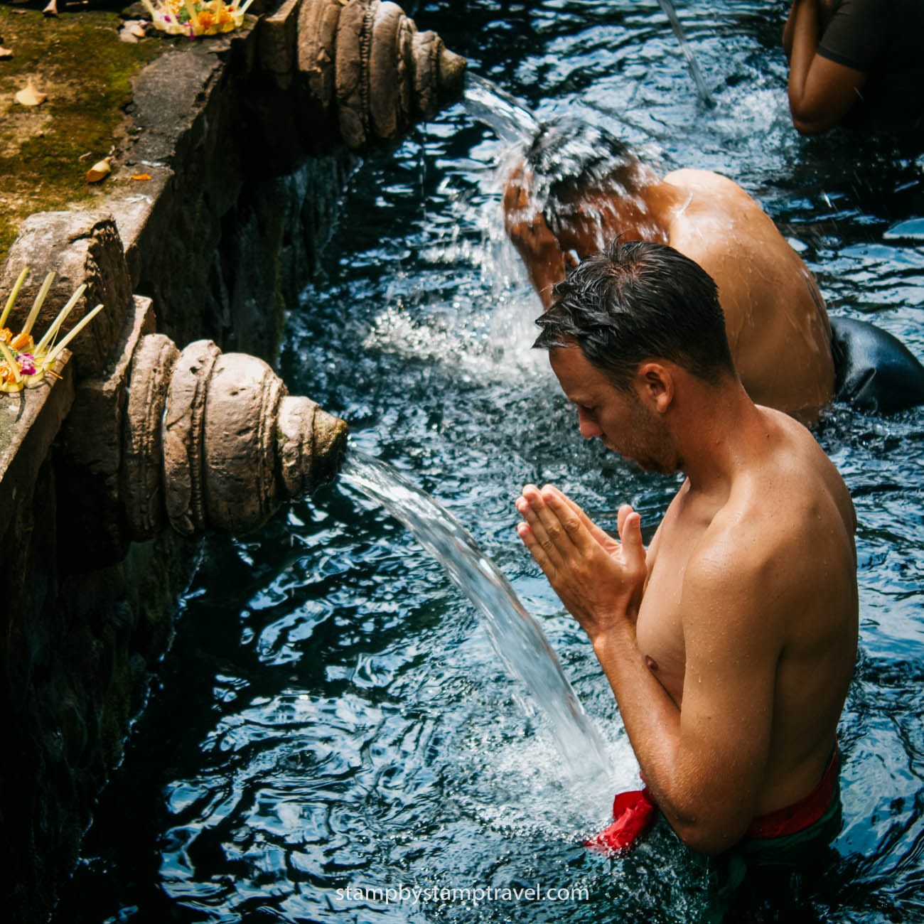 Urko en Tirta Empul viaje a Indonesia 15 días