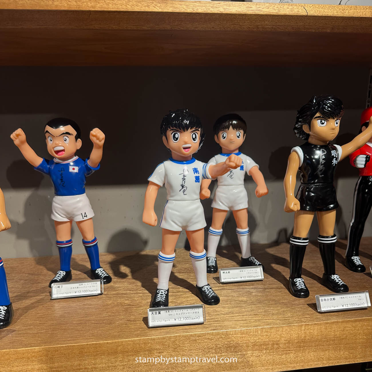 Figuras en la tienda de Yotsugi