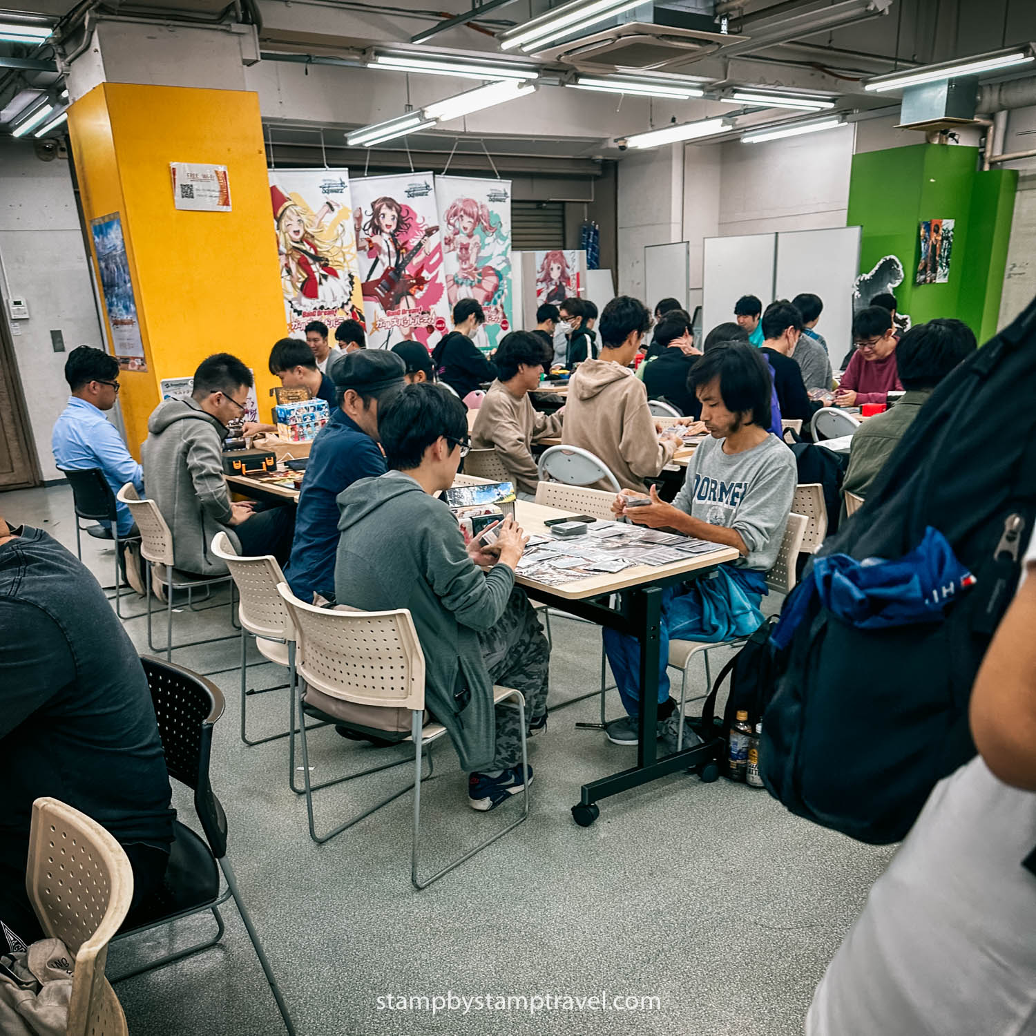 Juego de cartas en Akihabara