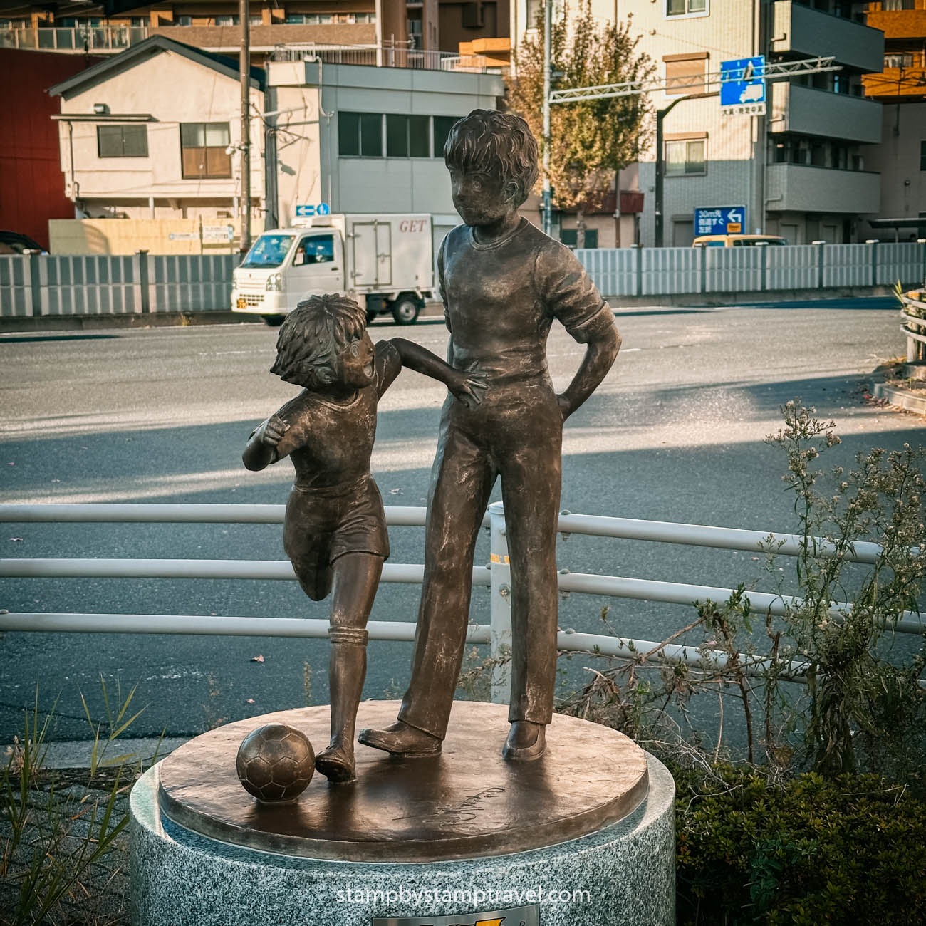 Estatua Roberto y Oliver en Yotsugi