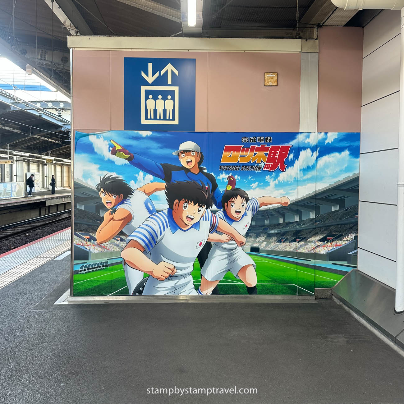 Vinilos en los andenes de Yotsugi Station