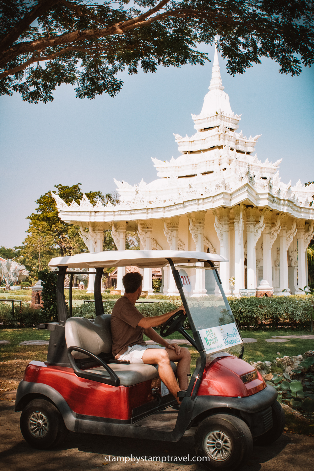 Urko en el carro de golf por el Ancient City