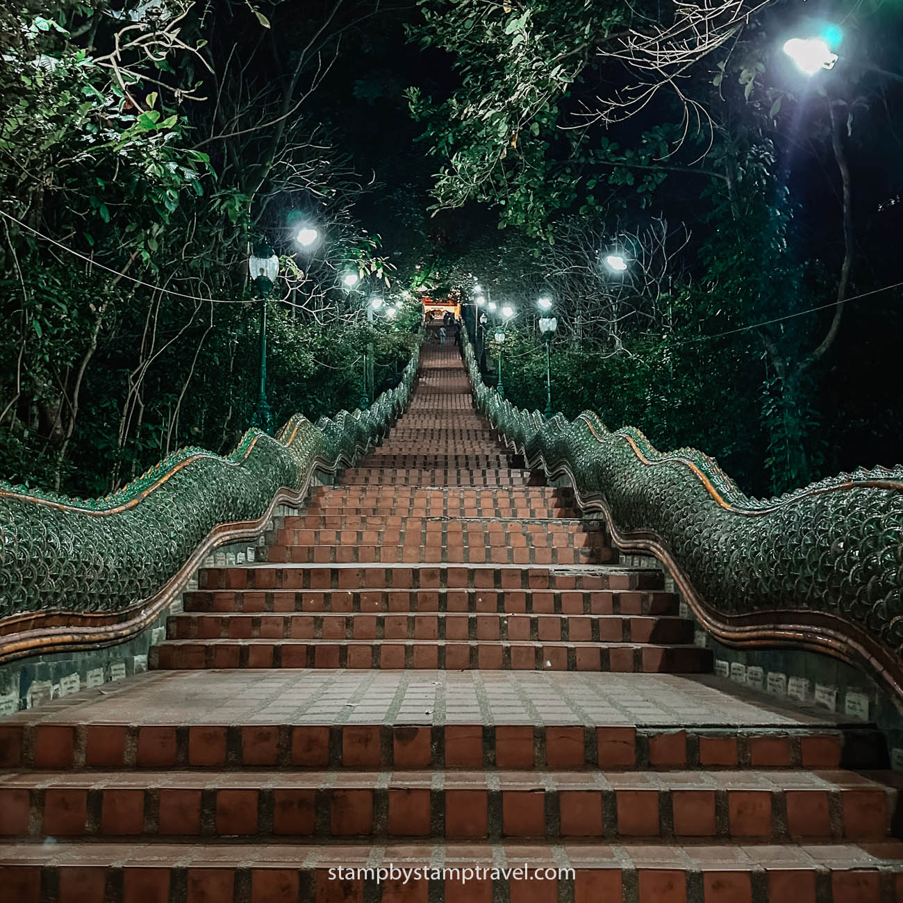 Escaleras en el Doi Suthep en Chiang Mai