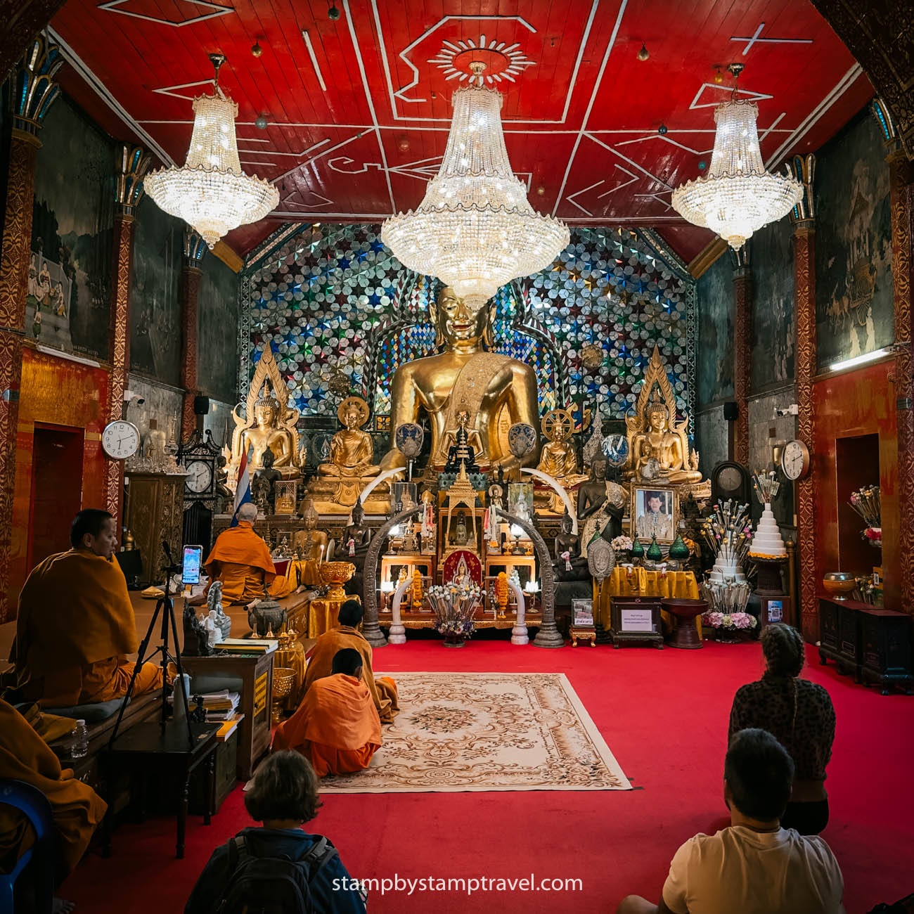 Monjes a primera hora en Doi Suthep