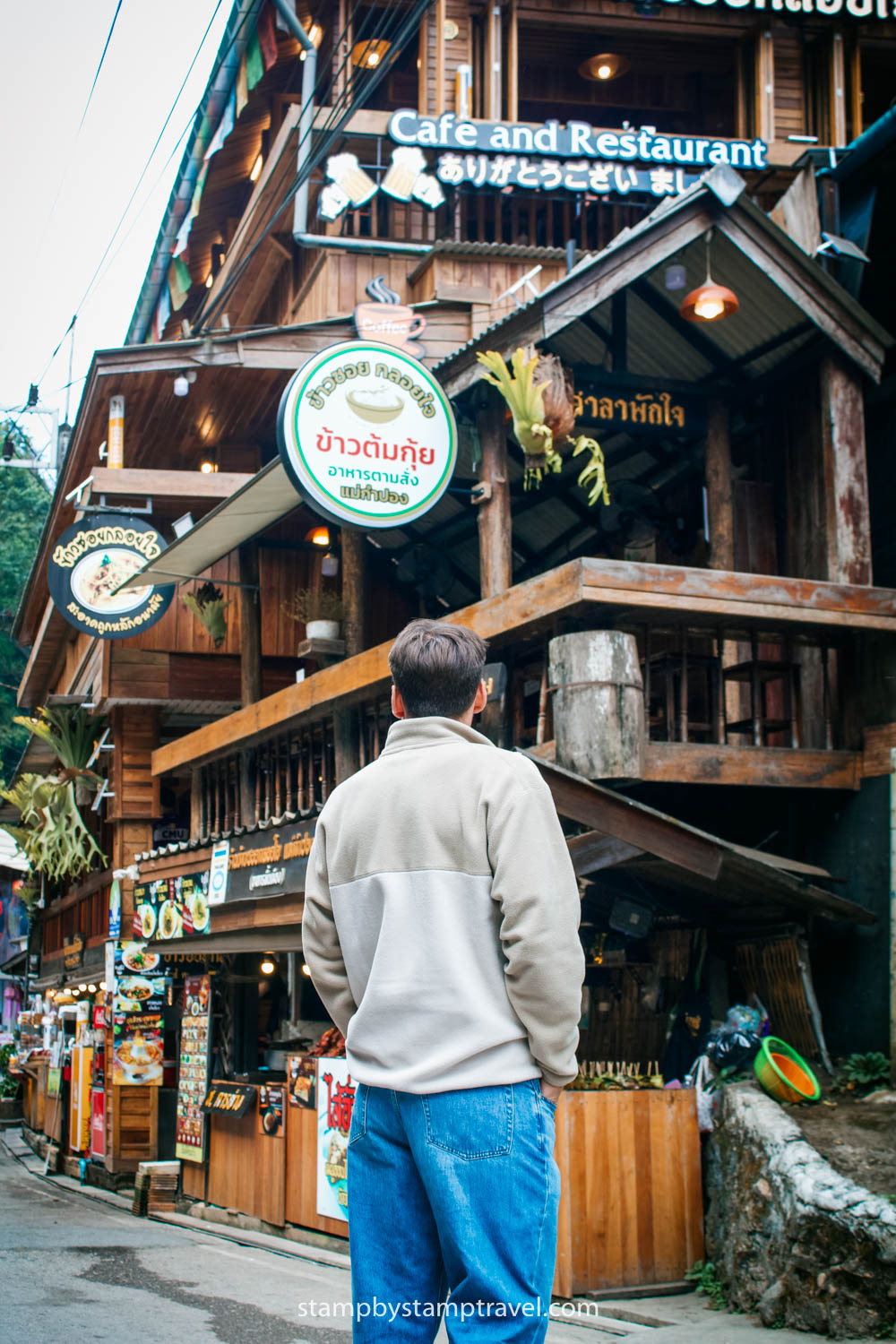 Recorrer calle principal Mae Kampong