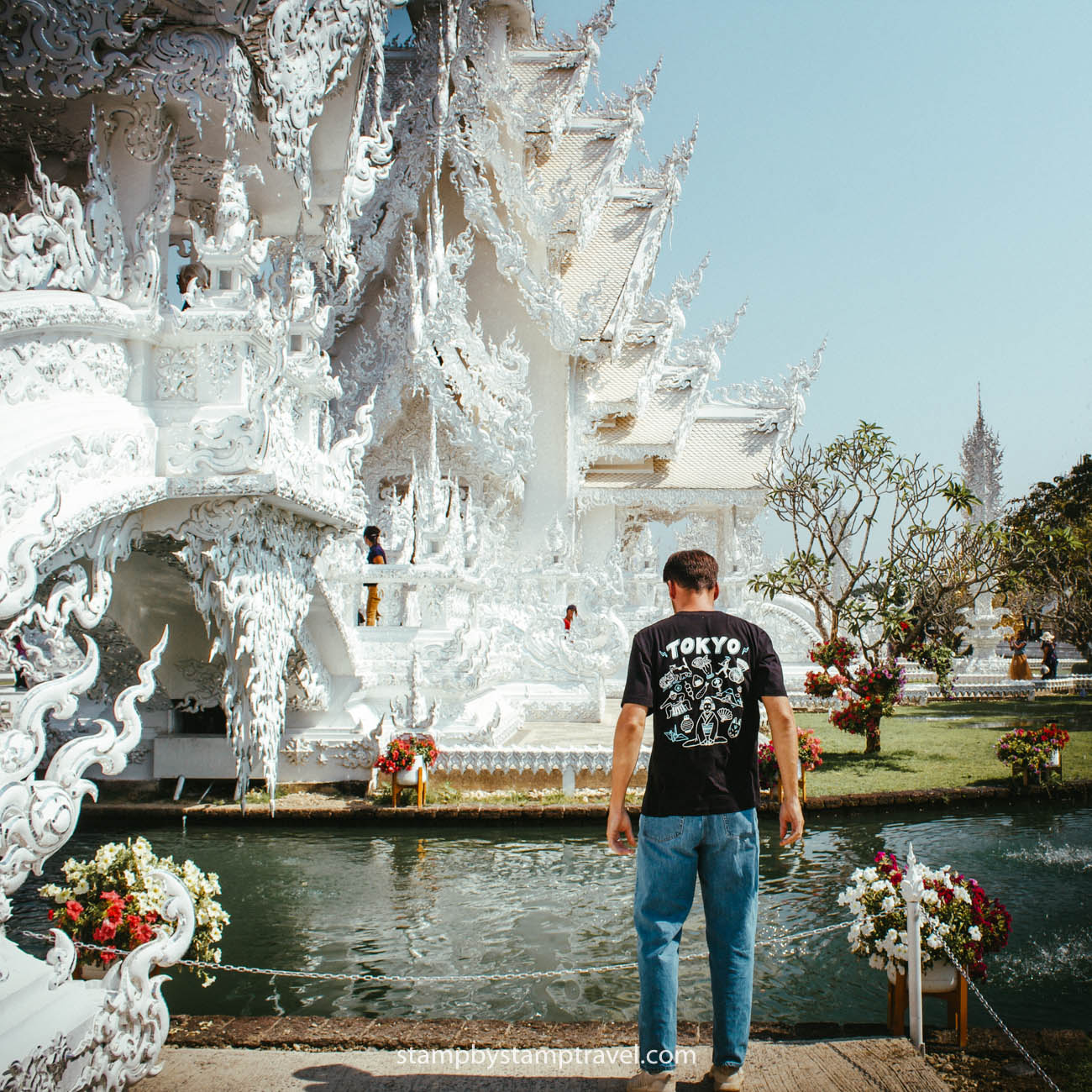 Urko en el Templo Blanco de Tailandia