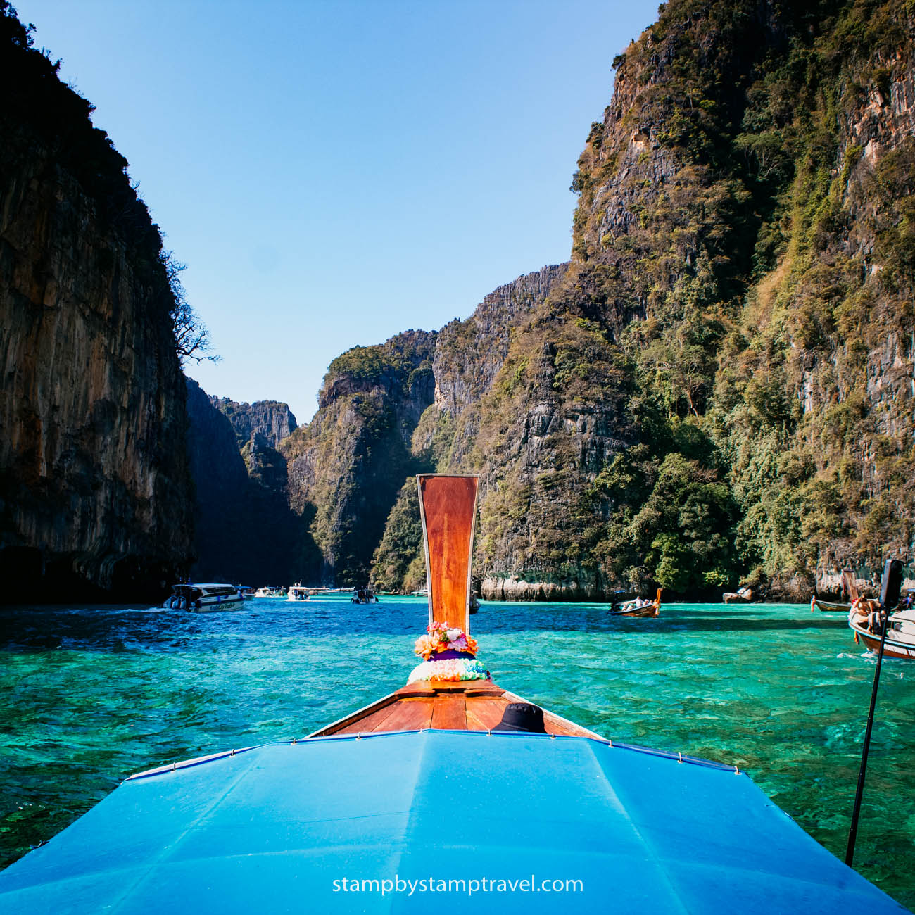 Barco yendo a Maya Bay Tailandia